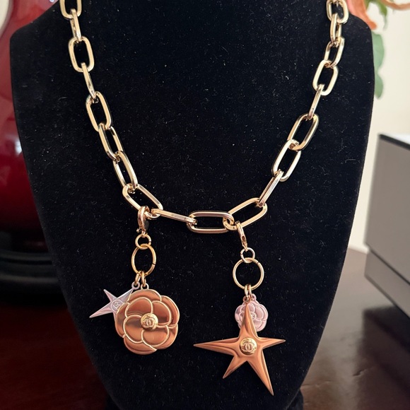 New CHANEL Limited Edition Camellia OR Star Charm on Clover 16” paperclip chain - Picture 11 of 12